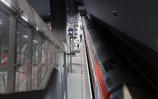 Une vue partielle de la plateforme ferroviaire de la plateforme accueillant le nouveau train à grande vitesse entre Jérusalem et Tel Aviv à la gare Yitzhak Navon de Jérusalem, le 20 septembre 2018 (Crédit : AFP PHOTO / THOMAS COEX)