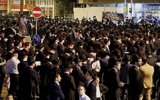 Des manifestants ultra-orthodoxes bloquent une route pendant une manifestation contre le chantier du tramway aux abords de Bnei Brak, près de Tel Aviv, le 21 septembre 2018 (Crédit : AFP PHOTO / JACK GUEZ)