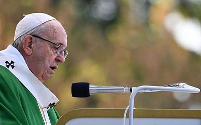 Le pape François participe à une messe en plein air au parc Santakos à Kaunas le 23 septembre 2018, lors de sa tournée en Lituanie et dans d'autres pays baltes. (Crédit : AFP / Vincenzo PINTO)