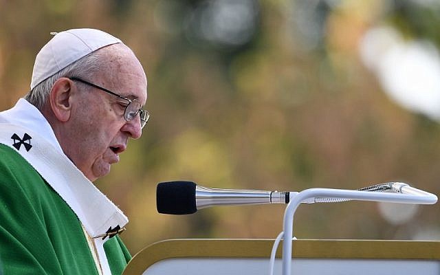 Le pape François participe à une messe en plein air au parc Santakos à Kaunas le 23 septembre 2018, lors de sa tournée en Lituanie et dans d'autres pays baltes. (Crédit : AFP / Vincenzo PINTO)