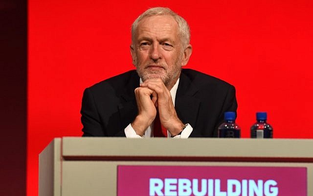 Le dirigeant du Parti travailliste britannique, Jeremy Corbyn, durant un discours lors de la conférence du parti travailliste à Liverpool, en Angleterre, le 23 septembre 2018, jour de l’ouverture officielle de la conférence annuelle du parti travailliste. (AFP PHOTO / Paul ELLIS) Le dirigeant du Parti travailliste britannique, Jeremy Corbyn, durant un discours lors de la conférence du parti travailliste à Liverpool, en Angleterre, le 23 septembre 2018, jour de l’ouverture officielle de la conférence annuelle du parti travailliste. (AFP PHOTO / Paul ELLIS)