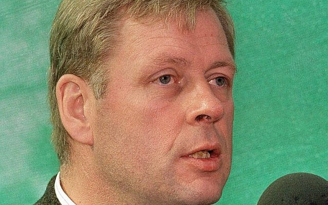 Hartmut Hopp, docteur et chef-adjoint de l'enclave chilienne "Colonia Dignidad" , après son arrestation par la police chilienne pour complicité de viol sur des jeunes garçons, le 12 août 1997 (Crédit : (AFP PHOTO / STRINGER) Hartmut Hopp, docteur et chef-adjoint de l'enclave chilienne "Colonia Dignidad" , après son arrestation par la police chilienne pour complicité de viol sur des jeunes garçons, le 12 août 1997 (Crédit : (AFP PHOTO / STRINGER)