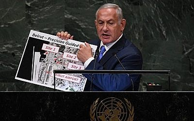 Le Premier ministre Benjamin Netanyahu s'adresse à l'Assemblée générale des Nations Unies à New York le 27 septembre 2018 et brandit une carte indiquant les sites de missiles présumés du Hezbollah à Beyrouth. (AFP / TIMOTHY A. CLARY)