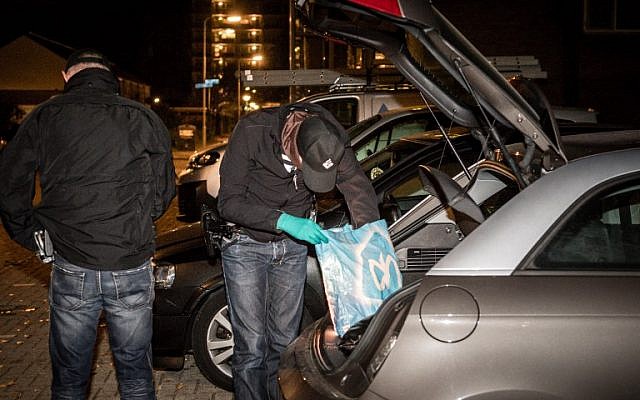 Les policiers néerlandais enquêtent dans la résidence d'un djihadiste présumé à Arnhem, le 27 septembre 2018 (Crédit : / AFP PHOTO / ANP / Piroschka van de Wouw / Netherlands OUT Les policiers néerlandais enquêtent dans la résidence d'un djihadiste présumé à Arnhem, le 27 septembre 2018 (Crédit : / AFP PHOTO / ANP / Piroschka van de Wouw / Netherlands OUT