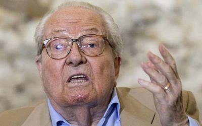 Le fondateur du Front National de l'extrême-droite française et son ancien chef Jean-Marie Le Pen  durant une conférence de presse à Mormant, à proximité de Paris (Crédit : AFP Photo/Geoffroy Van Der Hasselt)