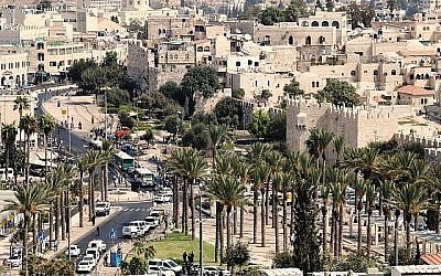 La porte de Damas et la plaza des Palmiers à Jérusalem. (Crédit : Shmuel Bar-Am)