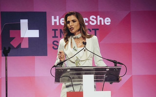 Rania Al-Abdullah, reine de Jordanie, lors de son intervention au sommet HeForShe IMPACT, organisé en marge de la 73e séance de l’Assemblée générale de l'ONU (Crédit : Charlotte Hallqvist / HeForShe) Rania Al-Abdullah, reine de Jordanie, lors de son intervention au sommet HeForShe IMPACT, organisé en marge de la 73e séance de l’Assemblée générale de l'ONU (Crédit : Charlotte Hallqvist / HeForShe)
