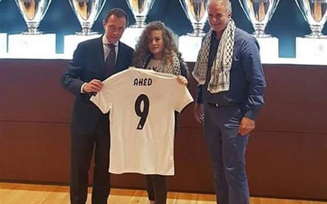 Ahed Tamimi accueillie au club de football du Real Madrid, le 29 septembre 2018 (Crédit : Twitter) Ahed Tamimi accueillie au club de football du Real Madrid, le 29 septembre 2018 (Crédit : Twitter)