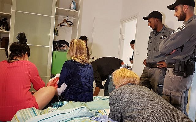 La police fait une descente dans une maison close dont les propriétaires sont soupçonnés de trafic d'êtres humains le 28 août 2018. (Police d'Israël) La police fait une descente dans une maison close dont les propriétaires sont soupçonnés de trafic d'êtres humains le 28 août 2018. (Police d'Israël)