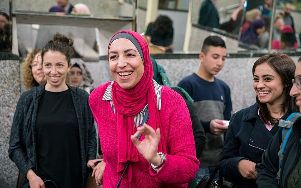 Les participants au "Salon des professeurs", un projet de coexistence qui rassemble des groupes d’enseignants juifs et arabes,dans un quartier de Jérusalem Est. (Crédit Eyal Tagar)