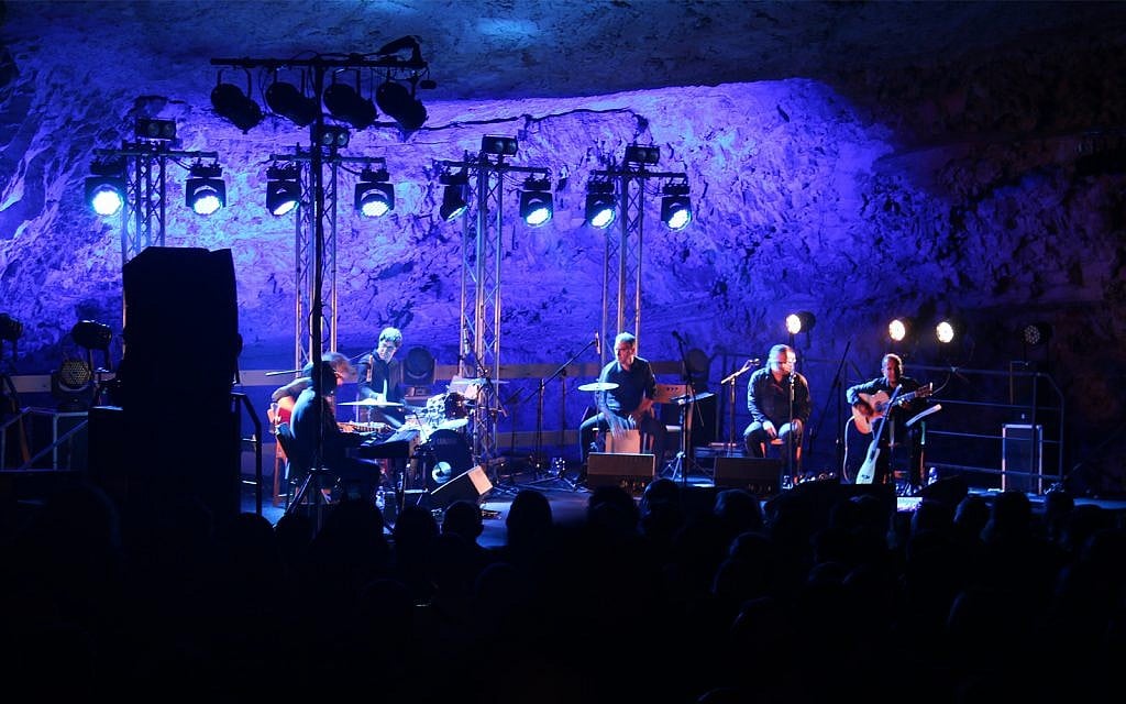 Un concert dans la grotte de Sédécias. (Crédit : Shmuel Bar-Am)