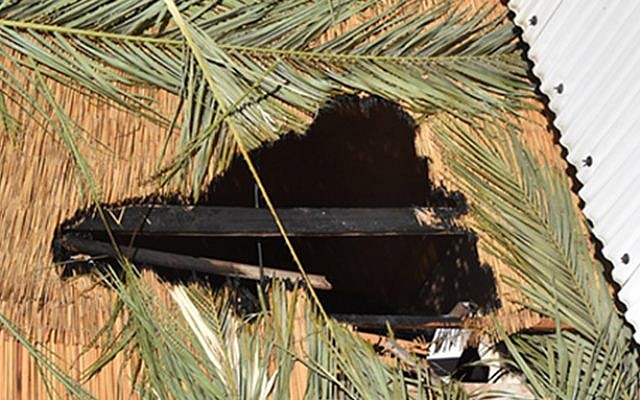 Photo d'illustration: Une souccah brisée (Crédit : Police israélienne)