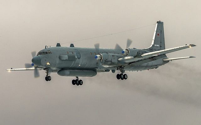 Sur cette photo prise samedi 4 mars 2017, l'avion de reconnaissance russe  Il-20 enregistré avec le numéro  RF 93610 qui a été accidentellement abattu par les forces syriennes en réponse à une frappe israélienne, ici à côté de l'aéroport de Kubinka, près de Moscou, en Russie (Crédit :  AP Photo/Marina Lystseva)