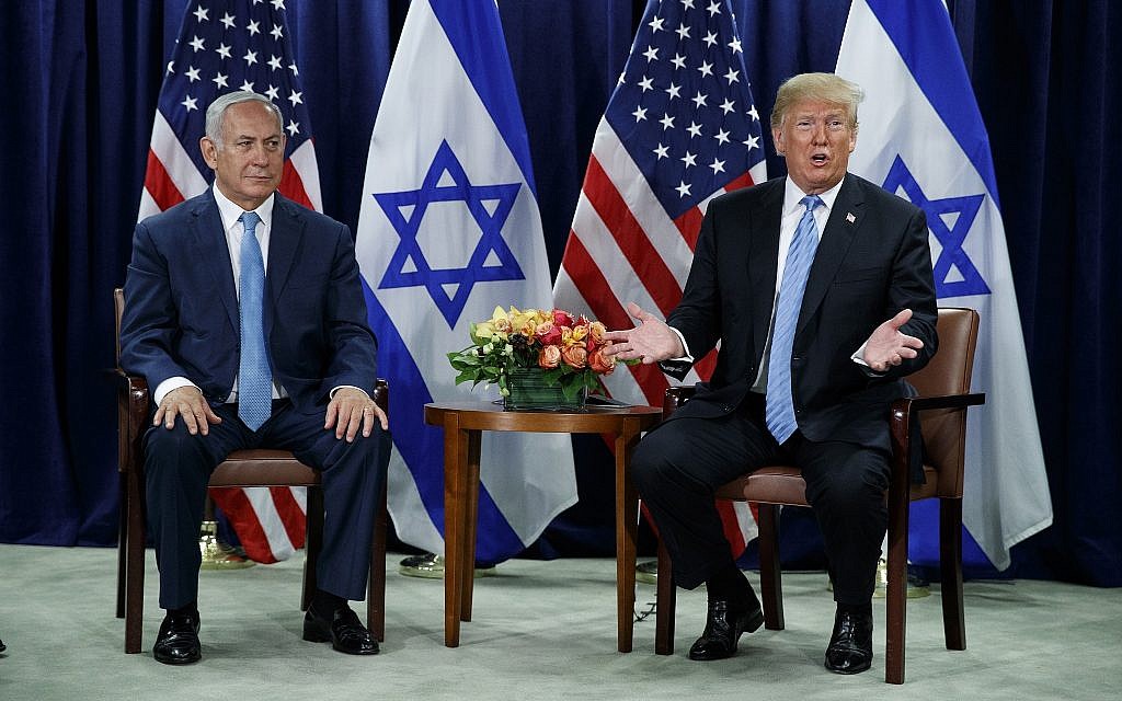 Le président américain Donald Trump (à droite) et le Premier ministre Benjamin Netanyahu se réunissent à l'Assemblée générale des Nations Unies,le 26 septembre 2018 au siège de l'ONU. (Crédit : AP/Evan Vucci).