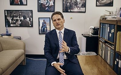 Le chef de l'agence des Nations Unies pour les réfugiés palestiniens [UNRWA], Pierre Krahenbuhl, s'entretient avec un journaliste lors d'une interview accordée à AP le 27 septembre 2018 à New York. (AP/Andres Kudacki)