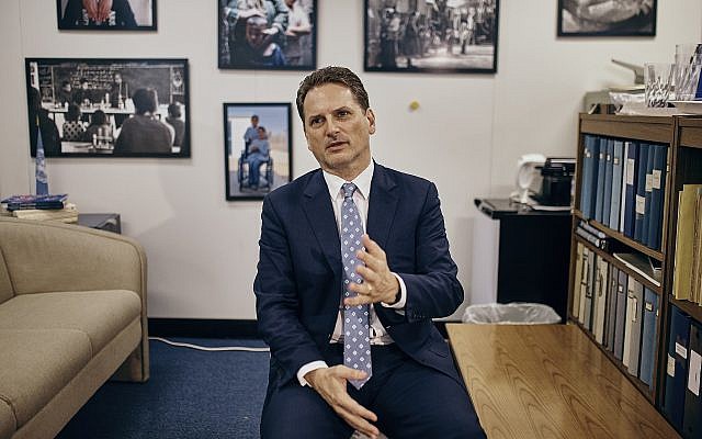 Le chef de l'agence des Nations Unies pour les réfugiés palestiniens [UNRWA], Pierre Krahenbuhl, s'entretient avec un journaliste lors d'une interview accordée à AP le 27 septembre 2018 à New York. (AP/Andres Kudacki)