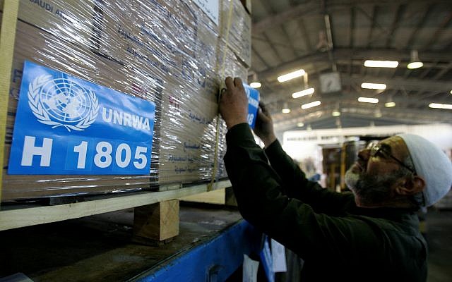 Un employé prépare une cargaison d'aide humanitaire pour Gaza à l'entrepôt de l'organisation caritative hachémite jordanienne à Amman, le 22 janvier 20019, sur cette photo de l'UNRWA (Crédit : AP Photo/Mohammad Abu Ghosh)
