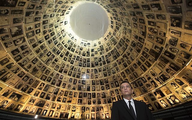 L'ancien Premier ministre roumain , Sorin Grindeanu dans la salle des noms du mémorial de la Shoah de Yad Vashem, le 4 mai 2017 (Crédit : AP Photo/Sebastian Scheiner)