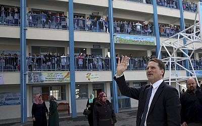 Pierre Krähenbühl, Commissaire général de l'Office de secours et de travaux des Nations Unies pour les réfugiés de Palestine dans le Proche-Orient (UNRWA) à l'école primaire de filles Rimal à Gaza City, le 22 janvier 2018. (AP Photo/Adel Hana)