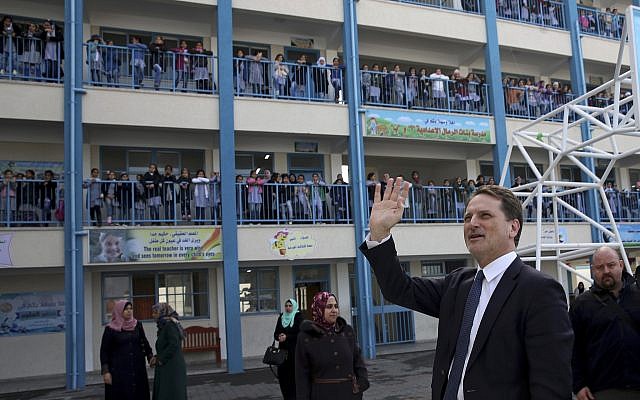 Pierre Krähenbühl, Commissaire général de l'Office de secours et de travaux des Nations Unies pour les réfugiés de Palestine dans le Proche-Orient (UNRWA) à l'école primaire de filles Rimal à Gaza City, le 22 janvier 2018. (AP Photo/Adel Hana)