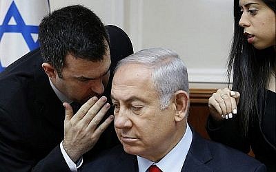 David Keyes s'adresse au Premier ministre Benjamin Netanyahu alors qu'il ouvre la réunion hebdomadaire du cabinet à son bureau de Jérusalem, le 23 juillet 2018. (Gali Tibbon/Pool via AP)