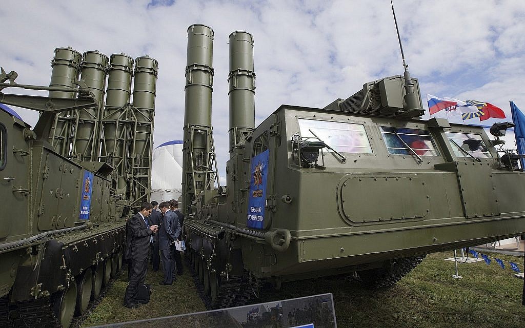 Sur cette photo prise le 27 août 2013, un système de défense antiaérienne  S-300 est présenté à l'ouverture du spectacle aérien MAKS à Zhukovsky, aux abords de Moscou, en Russie, le 27 août 2013 (Crédit : AP Photo/Ivan Sekretarev)