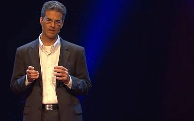 Avi Yaron a développé un endoscope qui imite l'œil d'un insecte pour aider les chirurgiens à mieux visualiser les tumeurs ; la société qu'il a fondée, Visionsense, a été vendue à Metronic en début d'année (Crédit : autorisation)