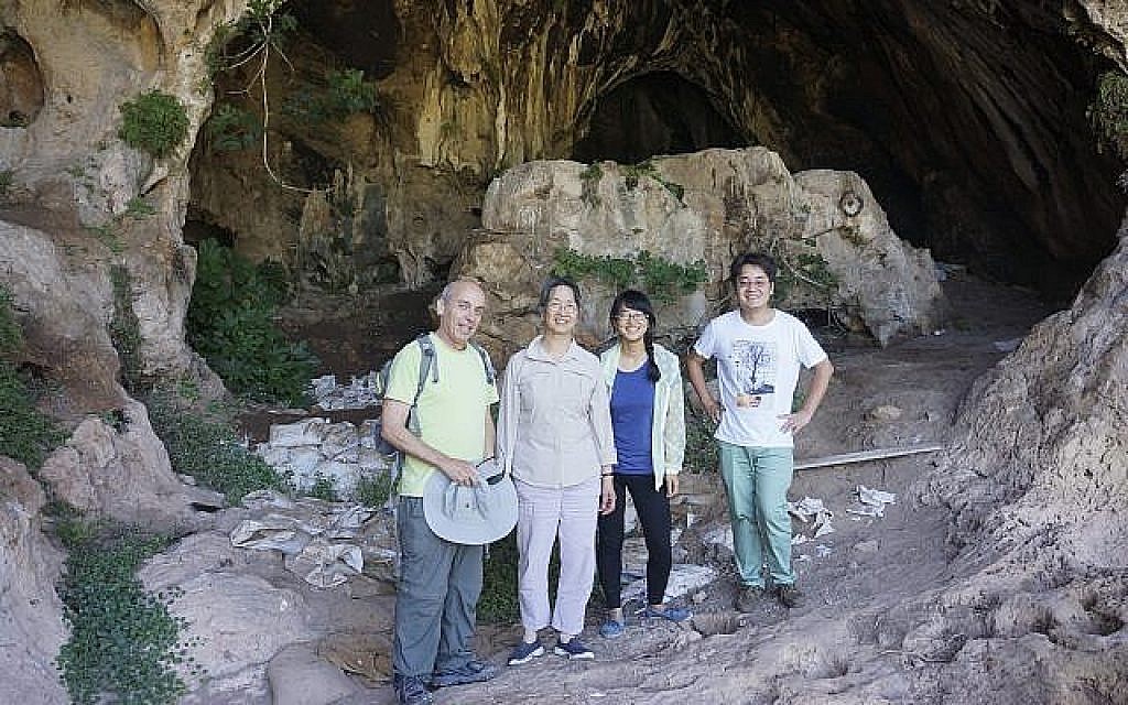 Une équipe de l'université de Stanford et des archéologues israéliens à l'entrée de la grotte de Raqefet où ont été trouvées les plus anciennes preuves d'une fabrication d'alcool par les humains dans le monde. De gauche à droite : Dani Nadel, Li Liu, Jiajing Wang et Hao Zhao. (Crédit: Li Liu)