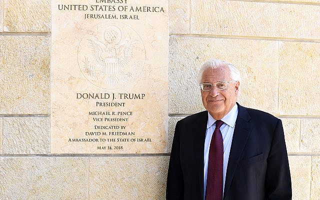 L'ambassadeur américain en Israël David Friedman à l'ambassade américaine de Jérusalem, le 30 mai 2018, avant une interview accordée au "Times of Israel" (Crédit : Matty Stern, US embassy Jerusalem) L'ambassadeur américain en Israël David Friedman à l'ambassade américaine de Jérusalem, le 30 mai 2018, avant une interview accordée au "Times of Israel" (Crédit : Matty Stern, US embassy Jerusalem)
