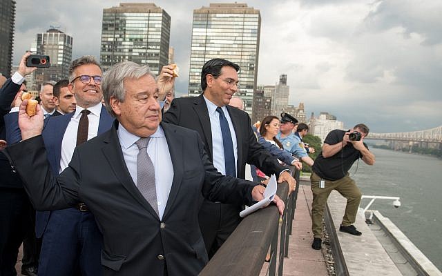 Le chef de l'ONU Antonio Guterres, à gauche, et l'ambassadeur israélien Danny Danon participent au rite du  Tashlich ritual à New York le 7 septembre 2018 (Autorisation/Nir Arieli)