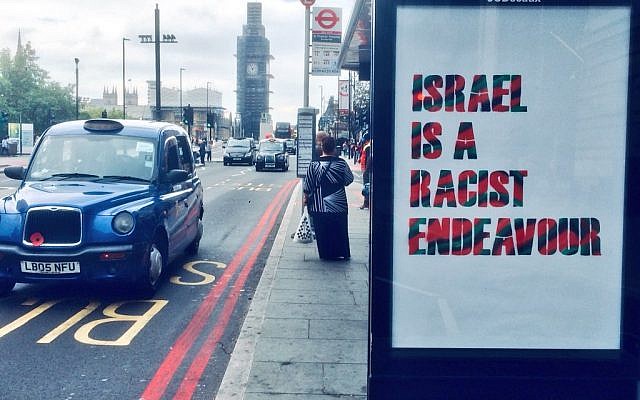 Un arrêt de bus de Londres affublé d'une affiche “Israël est un projet raciste”, installée par un groupe pro-Palestiniens pour protester contre l'adoption par le Parti travailliste britannique de la définition de l'antisémitisme de l'IHRA, le 6 septembre 2018. (Crédit : Twitter) Un arrêt de bus de Londres affublé d'une affiche “Israël est un projet raciste”, installée par un groupe pro-Palestiniens pour protester contre l'adoption par le Parti travailliste britannique de la définition de l'antisémitisme de l'IHRA, le 6 septembre 2018. (Crédit : Twitter)