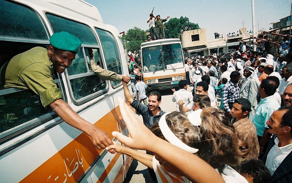 Des citoyens palestiniens célèbrent l'entrée de la police palestinienne à Jéricho, le 13 mai 1994. Elle a été l'une des premières villes à être passée sous le contrôle de l'Autorité palestinienne en 1994, conformément aux accords d'Oslo (Crédit photo : Yossi Zamir/Flash90).