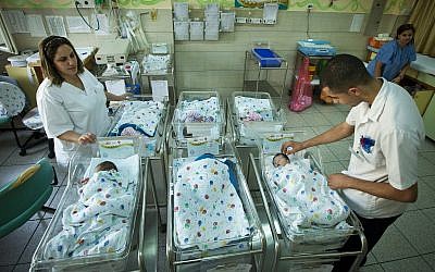 Des nouveau-nés à l'hôpital EMMS de Nazareth le 31 octobre 2012. (Moshe Shai/Flash90)