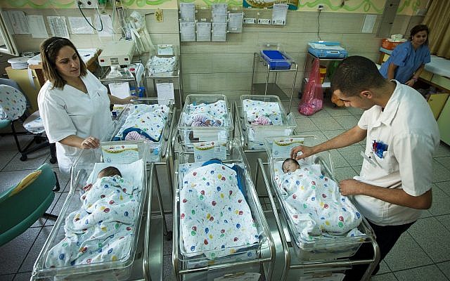 Des nouveau-nés à l'hôpital EMMS de Nazareth le 31 octobre 2012. (Moshe Shai/Flash90) Des nouveau-nés à l'hôpital EMMS de Nazareth le 31 octobre 2012. (Moshe Shai/Flash90)
