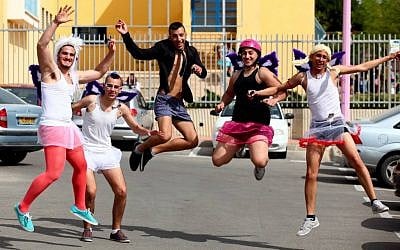 Photo illustrative d'Israéliens lors de Purim (Crédit : Flash90)