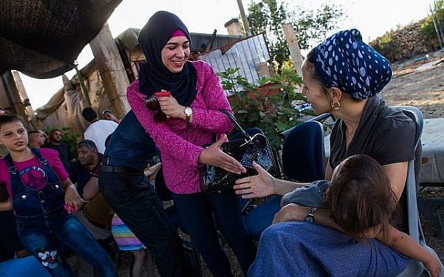 Photo d'illustration : Les Juifs israéliens et les Palestiniens se parlent durant une réunion de coexistence en Cisjordanie, le 22 juillet 2015 (Crédit : Nati Shohat/Flash90) Photo d'illustration : Les Juifs israéliens et les Palestiniens se parlent durant une réunion de coexistence en Cisjordanie, le 22 juillet 2015 (Crédit : Nati Shohat/Flash90)
