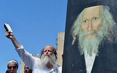 Des hommes se rassemblent pour prier lors d'une manifestation de soutien à Eliezer Berland devant le tribunal de Lod, dans le centre d'Israël, le 26 juillet 2016. (Crédit : Avi Dishi/Flash90)