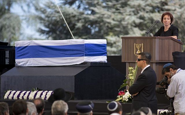 Tzvia Walden, fille du président israélien Shimon Peres lors de la cérémonie d'Etat des funérailles de son père sur le mont Herzl, à Jerusalem, le 30 septembre 2016 (Crédit :  Miriam Alster/Flash90)