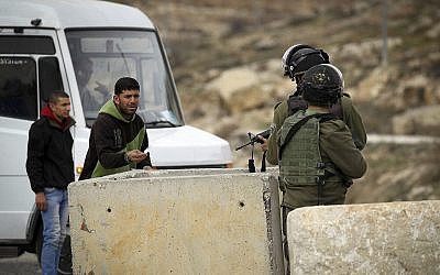 Des agents de la police des frontières à un poste de contrôle en Cisjordanie, janvier 2017 (Wisam Hashlamoun/Flash90)