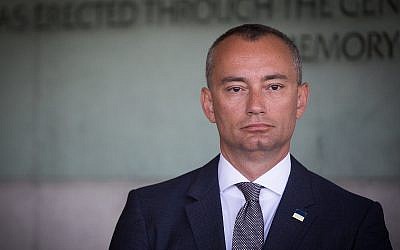 Nikolay Mladenov, coordinateur spécial des Nations Unies pour le processus de paix au Moyen-Orient, à Yad Vashem, le 28 août 2017. ( Crédit : Yonatan Sindel/Flash90)