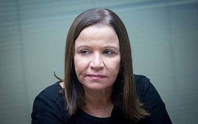 Shelly Yachimovich, députée de l'Union sioniste, assiste à une réunion de faction à la Knesset, le 1er janvier 2018. (Miriam Alster/Flash90)
