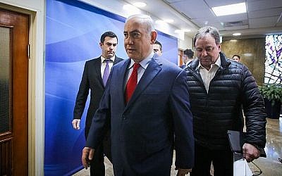 David Keyes, (à gauche), accompagne le Premier ministre Benjamin Netanyahu à la réunion hebdomadaire du cabinet à Jérusalem, le 11 mars 2018. (Marc Israel Sellem/pool)