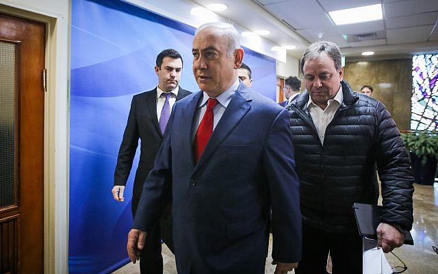 David Keyes, (à gauche), accompagne le Premier ministre Benjamin Netanyahu à la réunion hebdomadaire du cabinet à Jérusalem, le 11 mars 2018. (Marc Israel Sellem/pool) David Keyes, (à gauche), accompagne le Premier ministre Benjamin Netanyahu à la réunion hebdomadaire du cabinet à Jérusalem, le 11 mars 2018. (Marc Israel Sellem/pool)