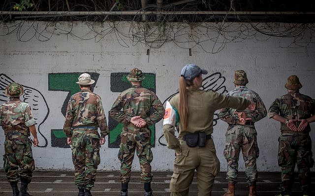 Un officier militaire parle avec des soldats israéliens emprisonnés à la Prison Four, la plus grande prison militaire, sur la base de Tzrifin, le 26 avril 2018 (Crédit :  Miriam Alster/FLASH90)