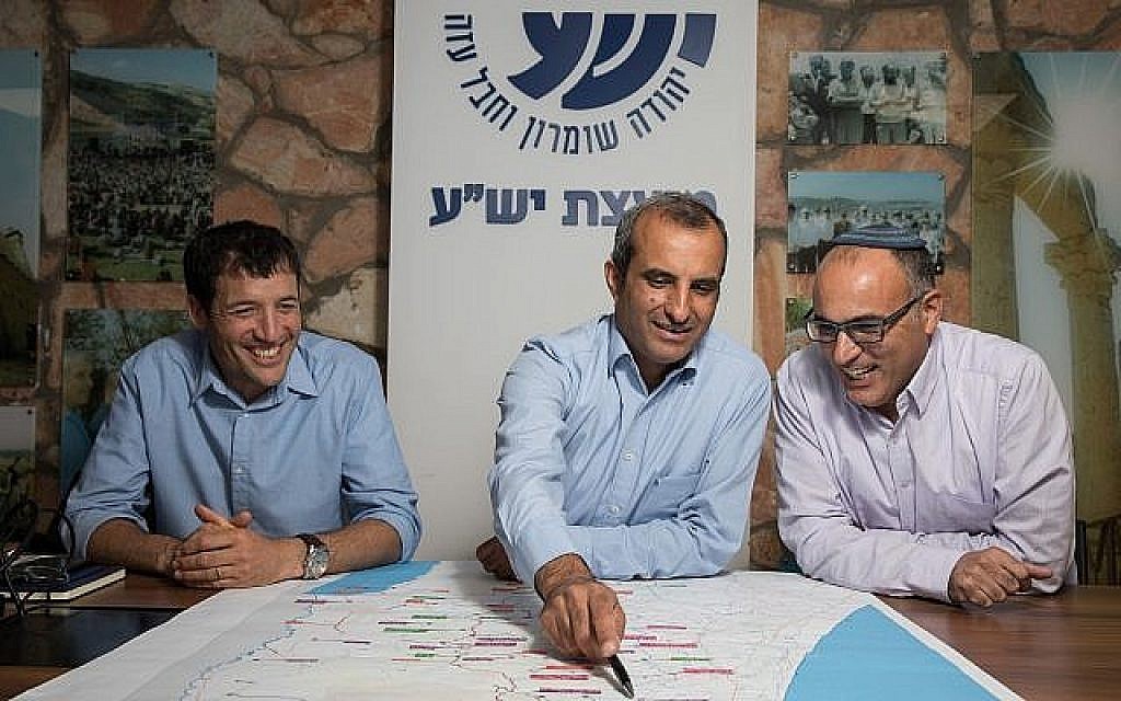 De gauche à droite : les responsables du conseil de Yesha Shilo Adler, Hananel Dorani et Yigal Dilmoni dans leur bureau de Jérusalem, le 9 mai 2018 ( Crédit : Flash90)