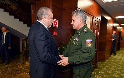 Le ministre de la Défense Avigdor Liberman rencontre le ministre russe de la Défense  Sergei Shoigu, à Moscou, en Russie, le 31 mai 2018 (Crédit :  Ariel Hermoni/Defense Ministry)