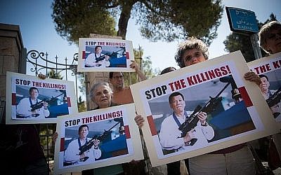 Des Israéliens protestent contre la visite du président philippin Rodrigo Duterte lors de son arrivée pour une rencontre avec le président Reuven Rivlin à Jérusalem le 4 septembre 2018 (Yonatan Sindel/Flash90).