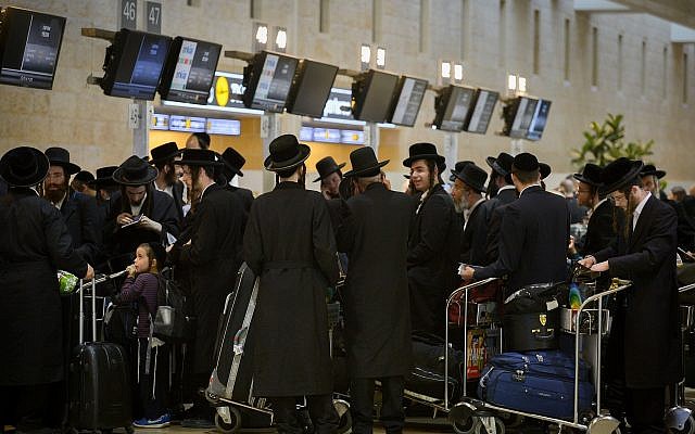Des Juifs ultra-orthodoxes se rendent à Ouman, en Ukraine, à l'occasion de Rosh HaShana, depuis l'aéroport de Ben Gurion, le 5 septembre 2018. (Crédit : Avi Dishi/Flash90) Des Juifs ultra-orthodoxes se rendent à Ouman, en Ukraine, à l'occasion de Rosh HaShana, depuis l'aéroport de Ben Gurion, le 5 septembre 2018. (Crédit : Avi Dishi/Flash90)
