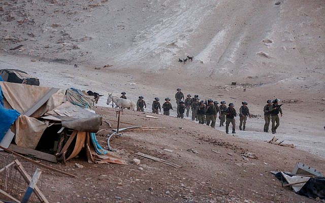 Les forces de sécurité israéliennes vues lors de la démolition de caravanes de protestation près du village bédouin de Khan al-Ahmar, en Cisjordanie, le 13 septembre 2018. (Wisam Hashlamoun/Flash90) Les forces de sécurité israéliennes vues lors de la démolition de caravanes de protestation près du village bédouin de Khan al-Ahmar, en Cisjordanie, le 13 septembre 2018. (Wisam Hashlamoun/Flash90)