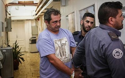 Le journaliste espagnol Julio de la Guardia, soupçonné d'être impliqué dans un délit de fuit mortel à Jérusalem, à son arrivée à la Cour de Jérusalem le 24 septembre 2018 (Crédit : Flash90)